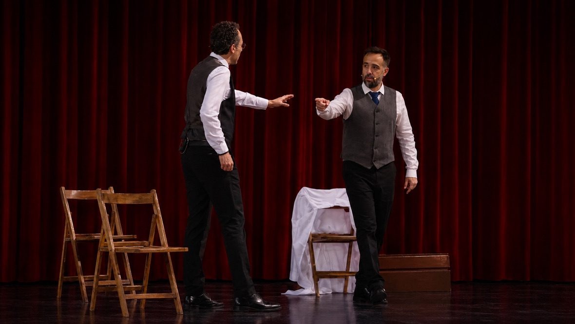 Jordi Galo y David Simón improvisando en escena ante un telón rojo