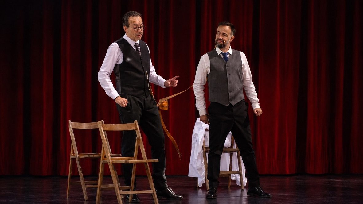 Una escena improvisada con dos sillas sobre el escenario