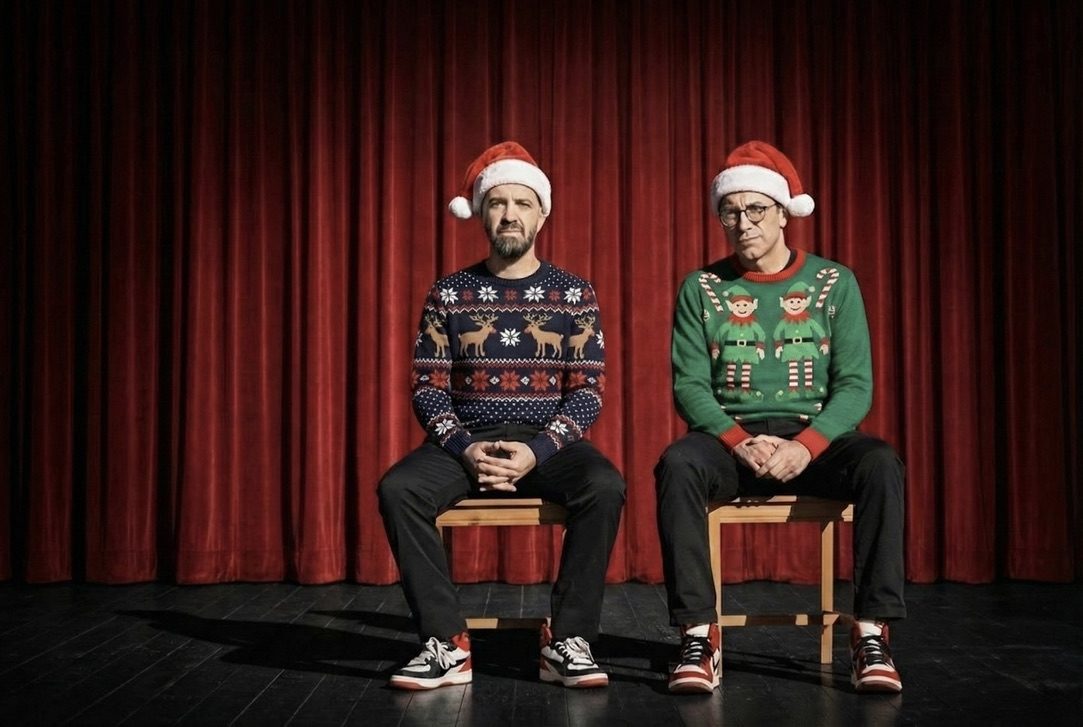 Piérdete en Chicago Christmas Edition, los dos actores con jerséis navideños